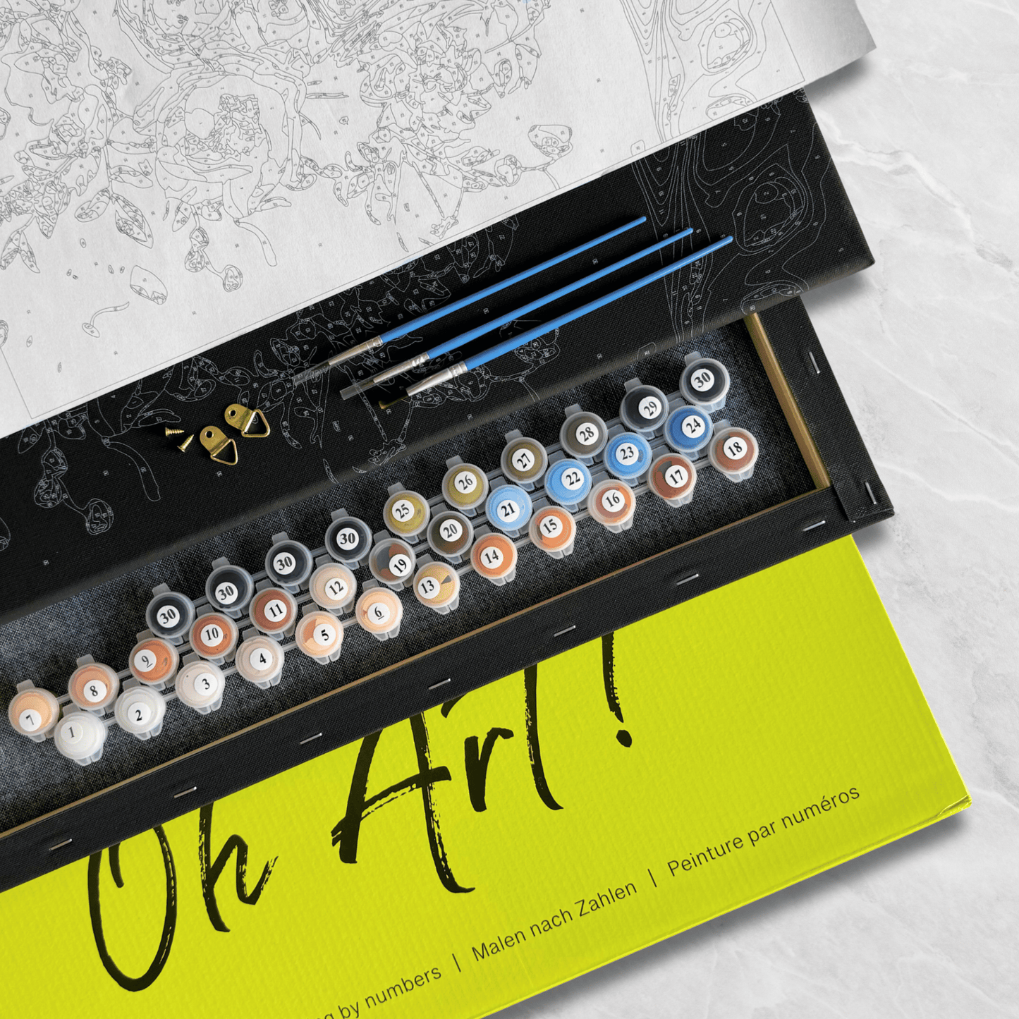 Leopard z niebieskimi oczami w złocie